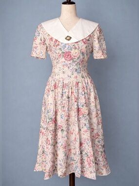 Romantic Cottagecore vintage floral bib midi dress. Decorative button- 6